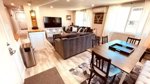 Living - 954 West St, Redding, CA 96001 photo 2 of 4