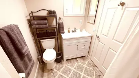 Bath - 954 West St, Redding, CA 96001 photo 2 of 3