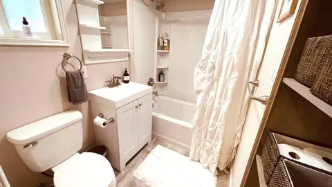 Bath - 954 West St, Redding, CA 96001 photo 3 of 3