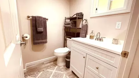 Bath - 954 West St, Redding, CA 96001 photo 1 of 3