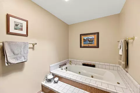 Bath - 20621 Chipeta Way, Redding, CA 96003 photo 3 of 5