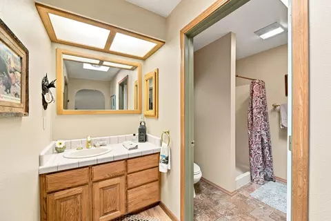 Bath - 20621 Chipeta Way, Redding, CA 96003 photo 4 of 5