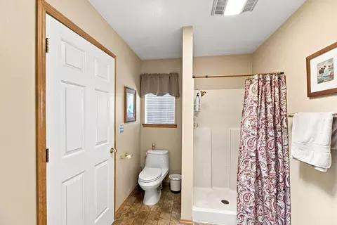 Bath - 20621 Chipeta Way, Redding, CA 96003 photo 2 of 5