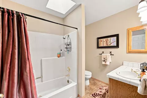Bath - 20621 Chipeta Way, Redding, CA 96003 photo 5 of 5