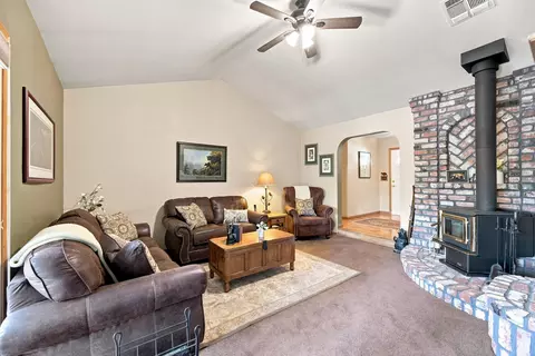 Living - 20621 Chipeta Way, Redding, CA 96003 photo 2 of 4