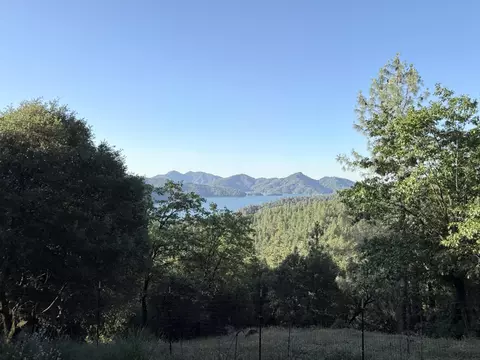 18225 Skyline Dr, Lakehead, CA 96051