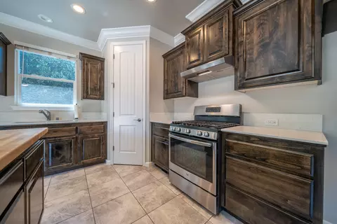Kitchen - 6347 Oxbow St, Redding, CA 96001 photo 2 of 4