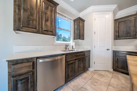 Kitchen - 6347 Oxbow St, Redding, CA 96001 photo 4 of 4