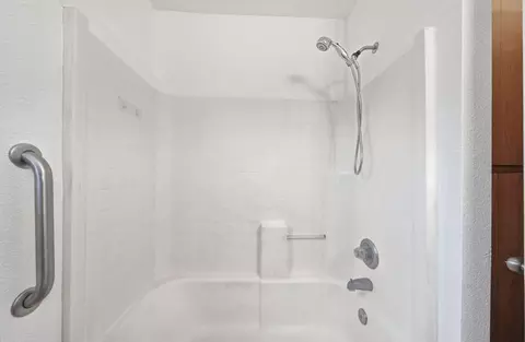 Bath - 1020 Washington St, Red Bluff, CA 96080 photo 2 of 3