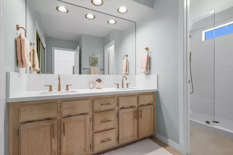 Bath - 11541 Amir Ct, Redding, CA 96003 photo 2 of 5