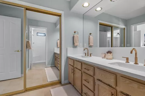 Bath - 11541 Amir Ct, Redding, CA 96003 photo 4 of 5