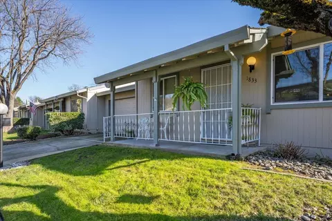 1833 Del Mar Ave, Redding, CA 96003