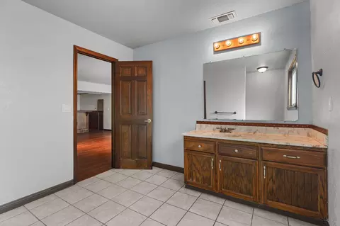 Bath - 3041 Panorama Dr, Redding, CA 96003 photo 8 of 9