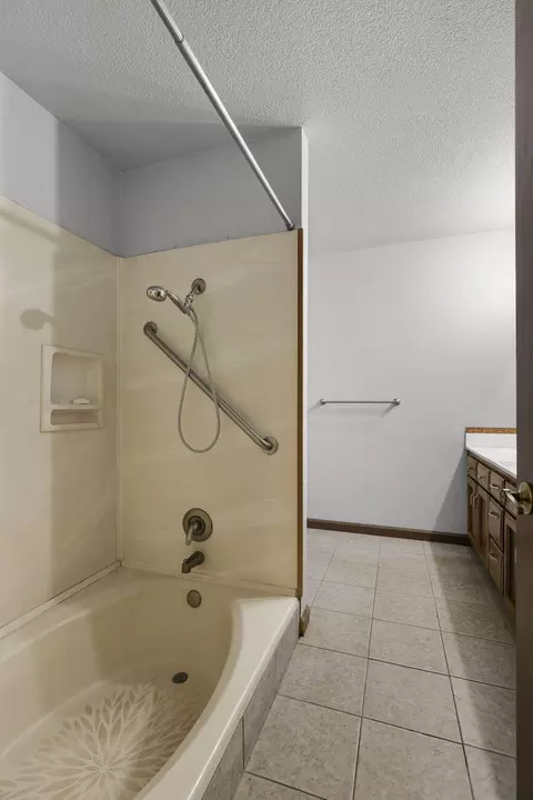 Bath - 3041 Panorama Dr, Redding, CA 96003 photo 3 of 9