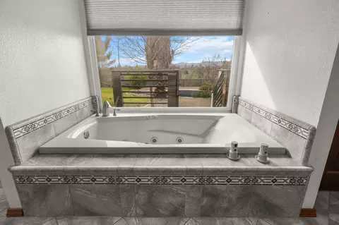 Bath - 3041 Panorama Dr, Redding, CA 96003 photo 5 of 9
