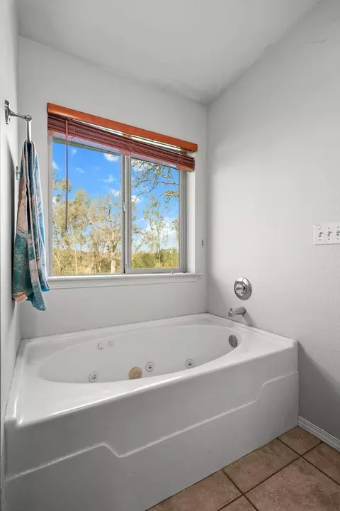 Bath - 15857 Bolo Ct, Red Bluff, CA 96080 photo 4 of 4