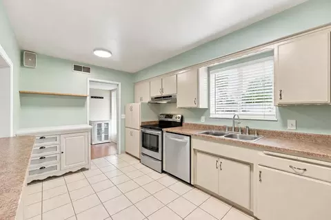 Kitchen - 1349 Carter Way, Redding, CA 96002 photo 2 of 3