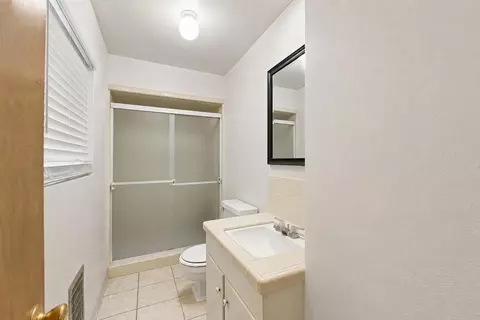 Bath - 1349 Carter Way, Redding, CA 96002 photo 1 of 3