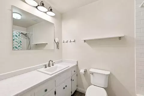 Bath - 1349 Carter Way, Redding, CA 96002 photo 2 of 3