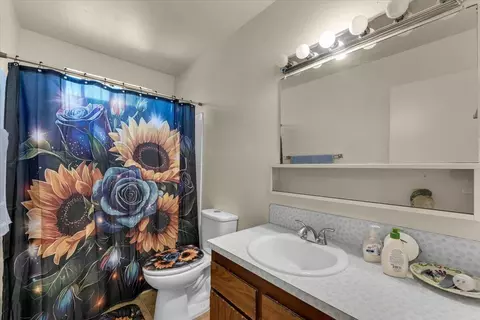 Bath - 1114 Orange Ave, Redding, CA 96001 photo 1 of 2