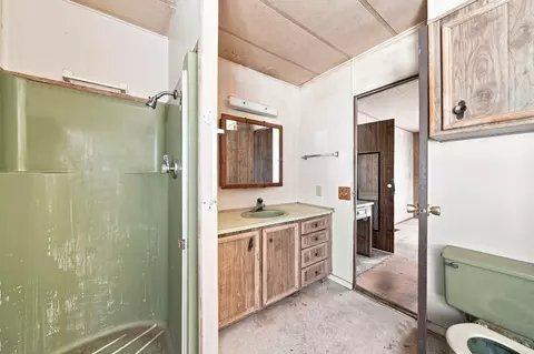 Bath - 11961 Cedar Tree Ln, Redding, CA 96003 photo 2 of 3