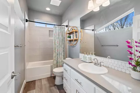 Bath - 4768 Lower Springs Rd, Redding, CA 96001 photo 7 of 8