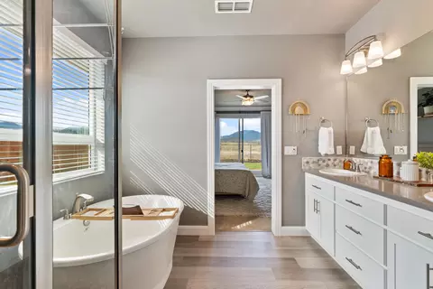 Bath - 4768 Lower Springs Rd, Redding, CA 96001 photo 4 of 8