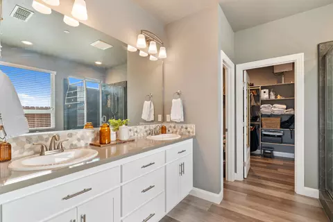 Bath - 4768 Lower Springs Rd, Redding, CA 96001 photo 2 of 8