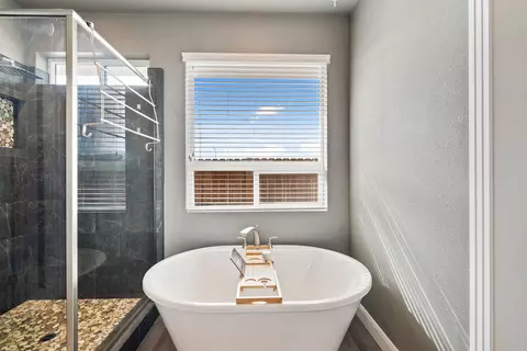Bath - 4768 Lower Springs Rd, Redding, CA 96001 photo 5 of 8