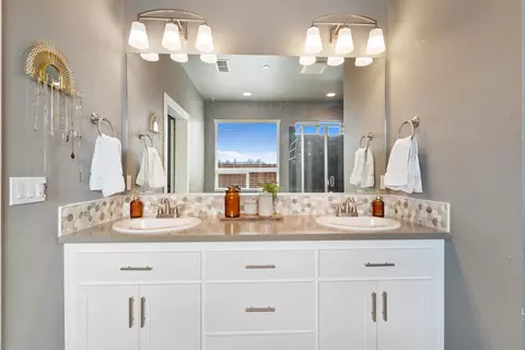 Bath - 4768 Lower Springs Rd, Redding, CA 96001 photo 3 of 8