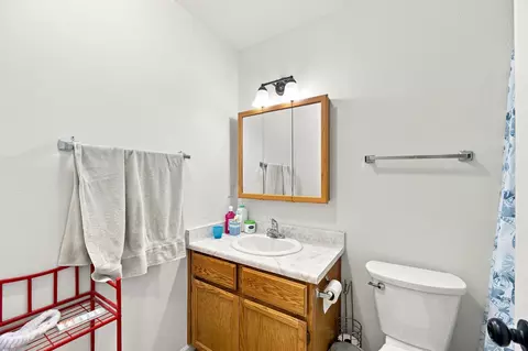 Bath - 18602 Old Oasis Rd, Redding, CA 96003 photo 2 of 3