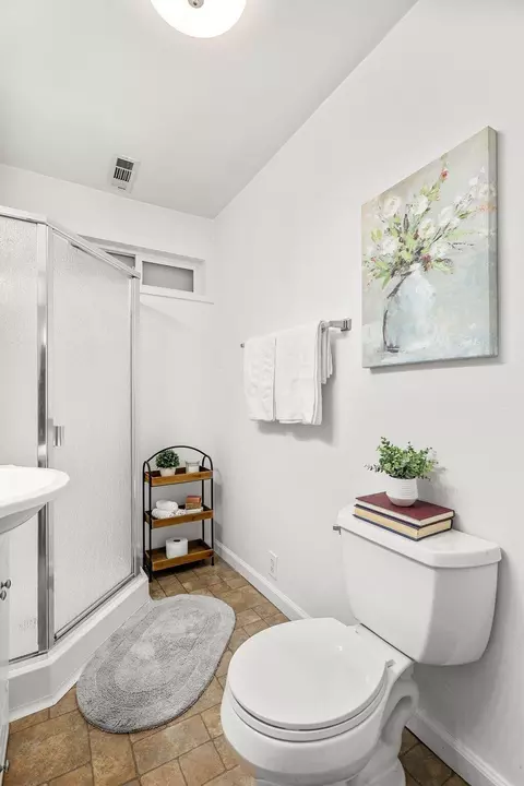 Bath - 1545 Olive Ave, Redding, CA 96001 photo 4 of 6
