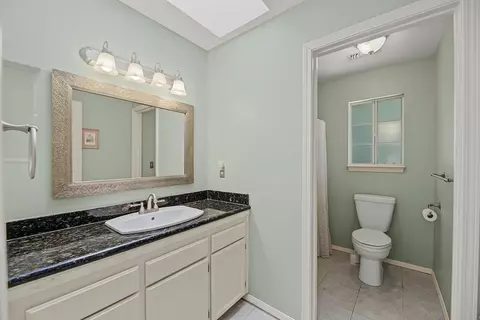 Bath - 1910 Kinvarra Way, Redding, CA 96001 photo 1 of 3
