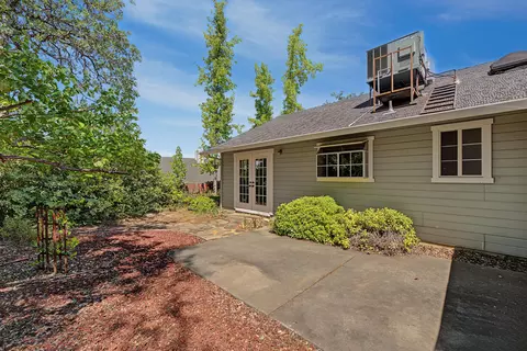 Exterior - 1910 Kinvarra Way, Redding, CA 96001 photo 6 of 10