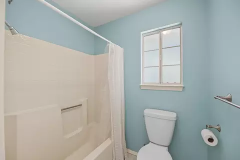 Bath - 1910 Kinvarra Way, Redding, CA 96001 photo 2 of 3