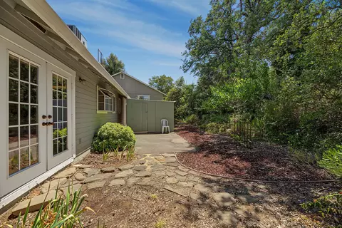 Exterior - 1910 Kinvarra Way, Redding, CA 96001 photo 5 of 10
