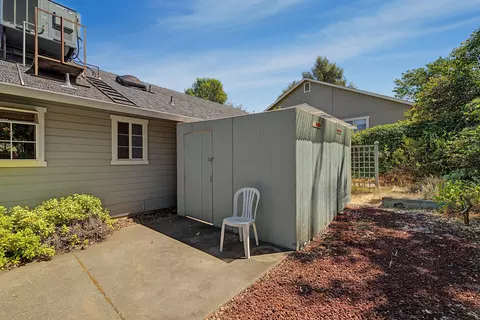 Exterior - 1910 Kinvarra Way, Redding, CA 96001 photo 9 of 10