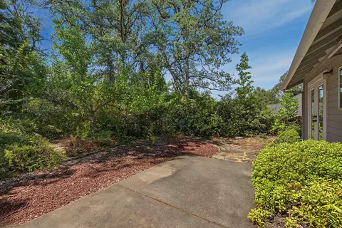 Exterior - 1910 Kinvarra Way, Redding, CA 96001 photo 8 of 10