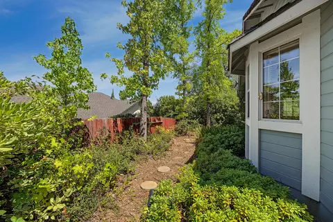 Exterior - 1910 Kinvarra Way, Redding, CA 96001 photo 7 of 10