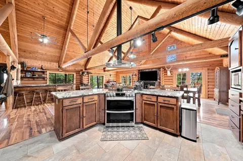 Kitchen - 13606 Jeep Trl, Redding, CA 96003 photo 4 of 8
