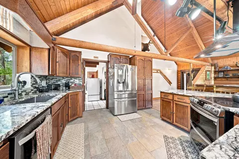 Kitchen - 13606 Jeep Trl, Redding, CA 96003 photo 5 of 8