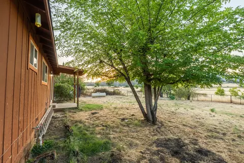 Exterior - 13990 S Fork Rd, Igo, CA 96047 photo 5 of 8