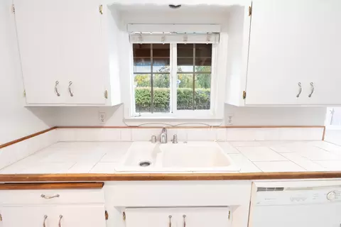 Kitchen - 13990 S Fork Rd, Igo, CA 96047 photo 1 of 2