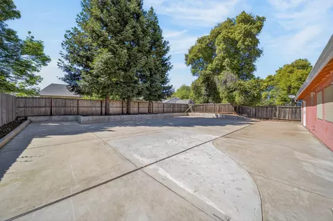Exterior - 3360 Lawrence Rd, Redding, CA 96002 photo 4 of 9