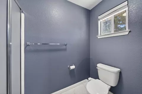 Bath - 3360 Lawrence Rd, Redding, CA 96002 photo 4 of 4