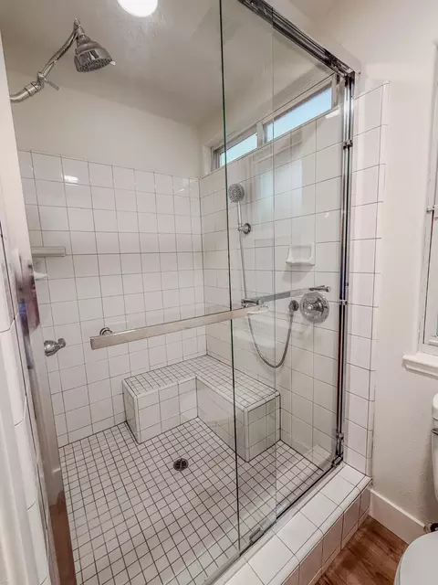 Bath - 14150 Bear Mountain Rd, Redding, CA 96003 photo 3 of 4