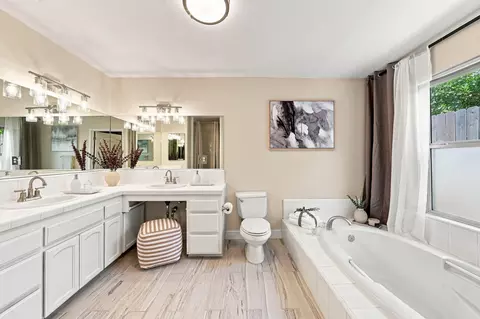 Bath - 11389 Rugby Hill Dr, Redding, CA 96003 photo 3 of 4
