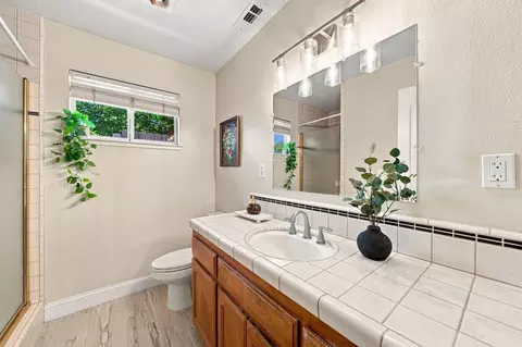 Bath - 11389 Rugby Hill Dr, Redding, CA 96003 photo 4 of 4