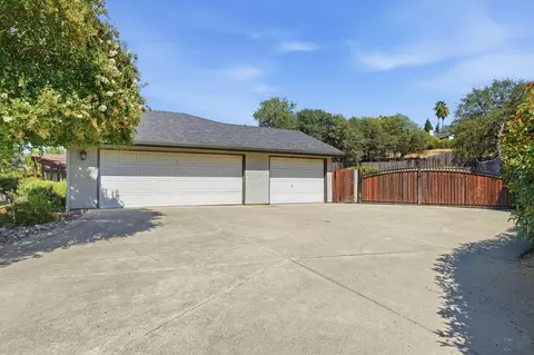 Exterior - 11389 Rugby Hill Dr, Redding, CA 96003 photo 4 of 10