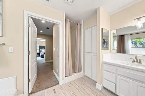 Bath - 11389 Rugby Hill Dr, Redding, CA 96003 photo 2 of 4